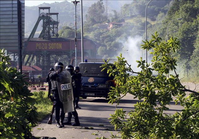 Se recrudece la huelga de la minería: cuatro policías y tres periodistas, heridos en las protestas de Asturias