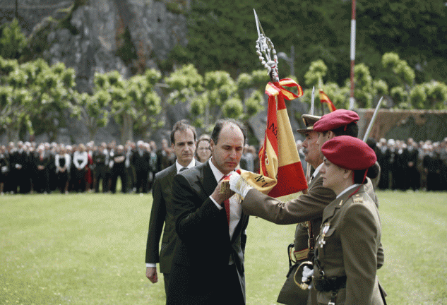El presidente de Cantabria homenajea a la bandera nacional y a... ¡ la Falange!