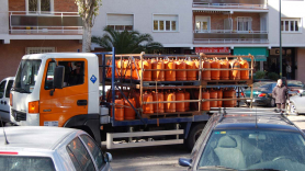 Camión de reparto de gas butano en un barrio madrileño