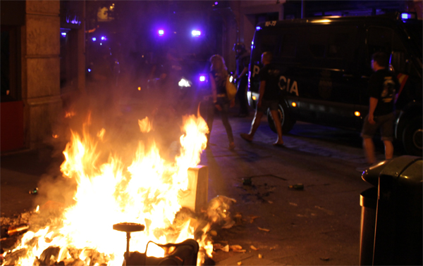 Arden barricadas en Madrid: la Policía carga contra los manifestantes que rodeaban el Congreso