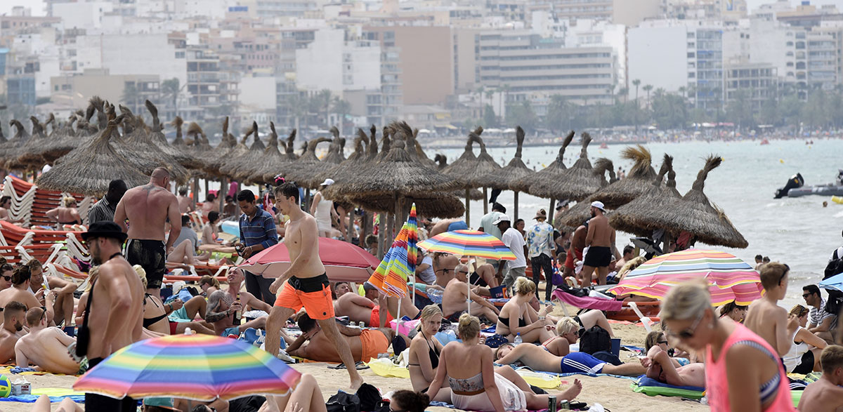 Turistas en la playa de Palma de Mallorca