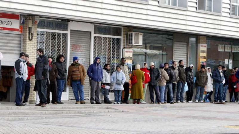 Varias personas forman una larga cola ante una oficina del antiguo INEM. Varias personas forman una larga cola ante una oficina del antiguo INEM.