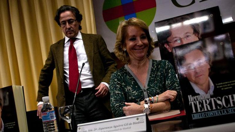 Hermann Tertsch, durante la presentación de uno de sus libros, acompañado por Esperanza Aguirre
