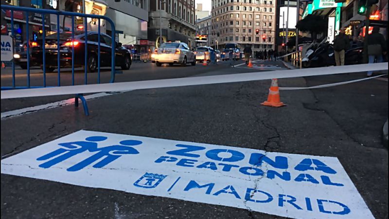 Imagen de las primeras horas de peatonalización de parte de la Gran Vía madrileña.