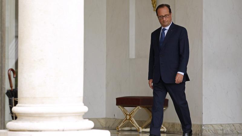 El presidente francés, François Hollande, sale del Palacio del Elíseo.
