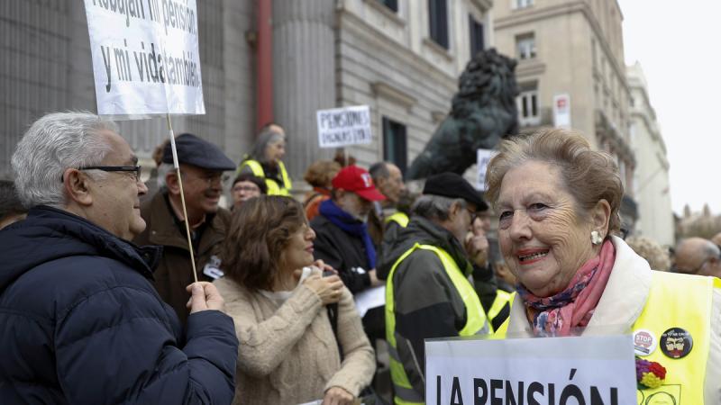 Vista de los participantes en una concentración celebrada en las escalinatas del Congreso de los Diputados en defensa de las pensiones.