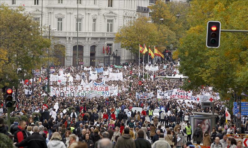 Una marea blanca en Madrid defiende "un derecho en peligro: la sanidad pública"