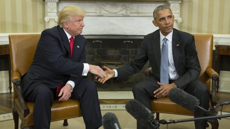 El presidente de los EEUU, Barack Obama, salundando al presidente electo Donald Trump durante su primer encuentro.