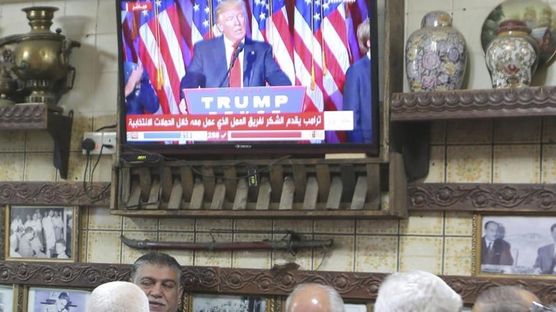 Imagen de ciudadanos iraquíes siguiendo por televisión este martes en un café de Bagdad la victoria de Trump.