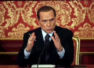 Berlusconi, por sus fueros: la prima de riesgo es "una estafa" y culpa a Merkel de la crisis