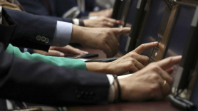 Un grupo de diputados votan durante el pleno del Congreso