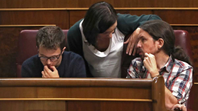 Los diputados de Unidos Podemos, Íñigo Errejón, Carolina Bescansa y Pablo Iglesias, de izda a dcha, en el Congreso de los Diputados