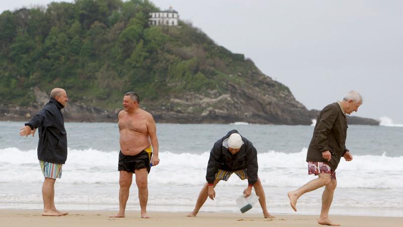 pensionistas disfrutando en una playa