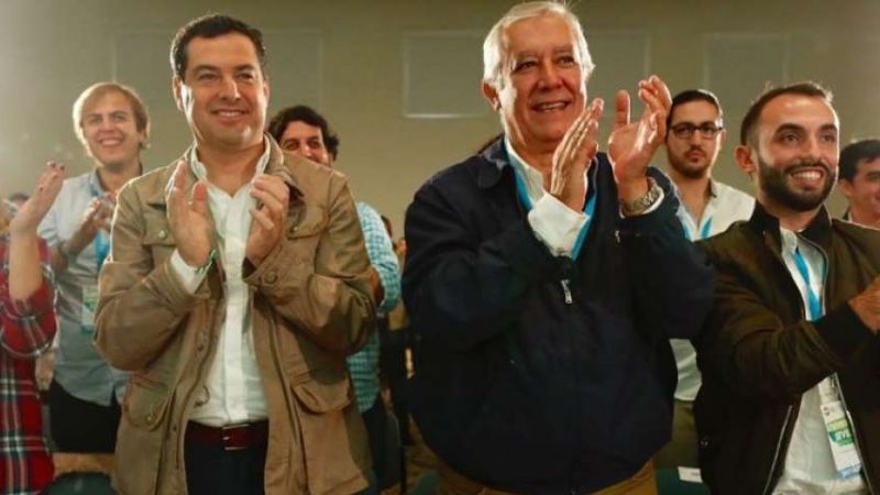 El presidente del PP andaluz, Juanma Moreno, junto a Javier Arenas en un acto del partido.