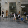 Un grupo de trabajadoras limpia la acera antes de montar la terraza de un hotel madrileño.