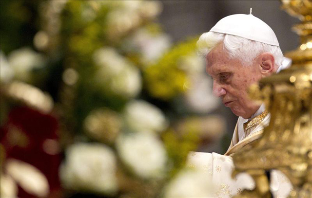 Benedicto XVI inaugura la Misa del Gallo con la mula y el buey