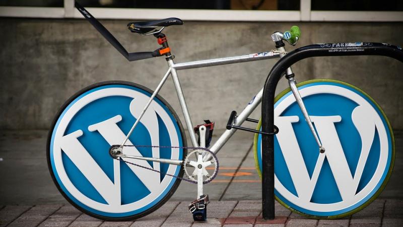 Una bicicleta con el logo de Wordpress en las ruedas.