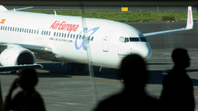 Un avión de Air Europa rueda por la plataforma del aeropuerto de Tenerife Norte. EFE/Archivo
