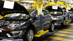 Coches en la cadena de ensamblaje de una fábrica de Renault 