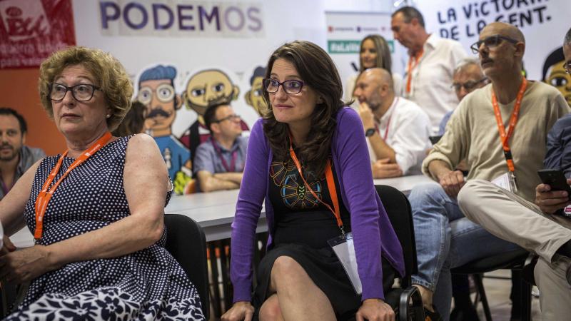 La líder de Compromís, Mónica Oltra (c), junto a miembros de la coalición Unidos Podemos
