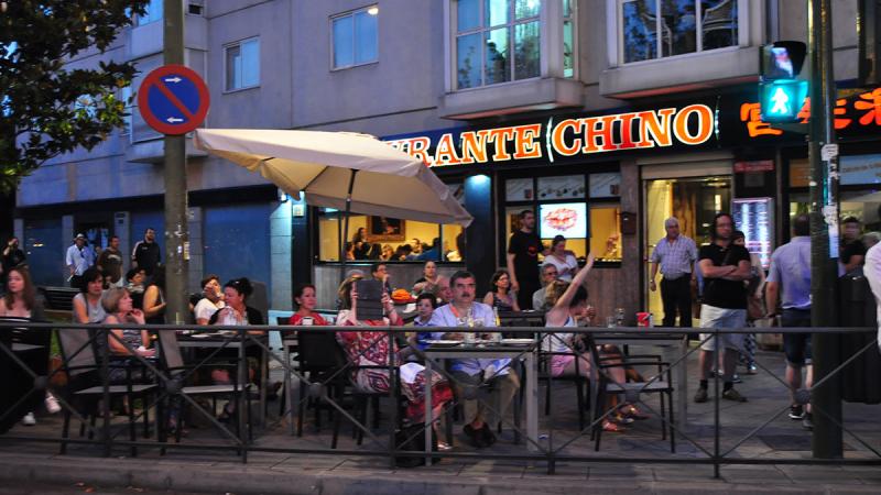 Terraza del restaurante chino frente a la sede de Ciudadanos