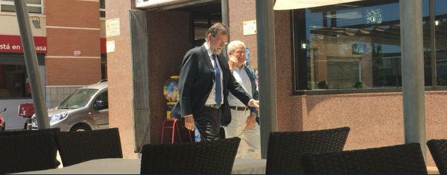 El expresidente del Gobierno, Mariano Rajoy, en Santa Pola junto a Francisco Riquelme. 