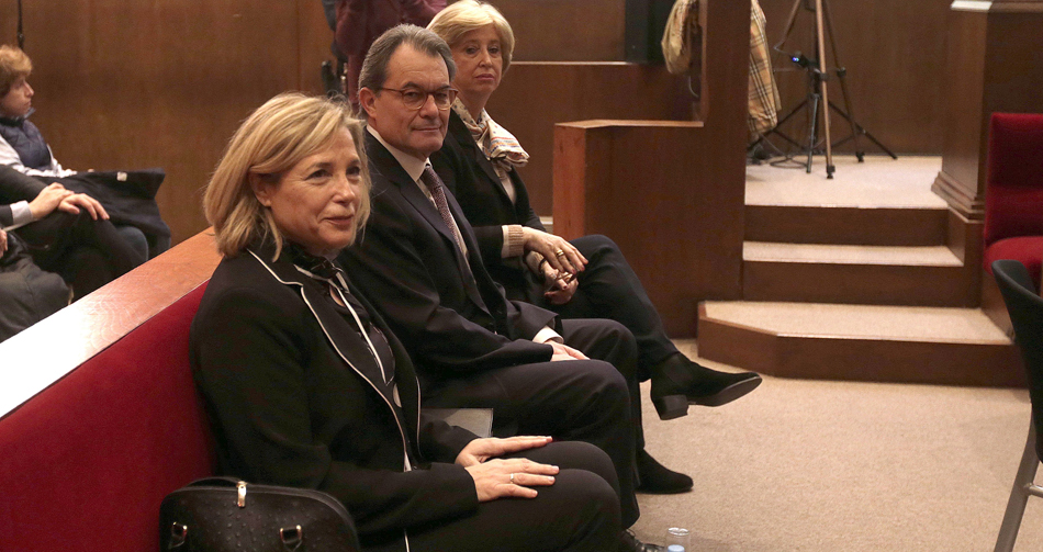 El expresidente catalán Artur Mas junto a las exconselleras Joana Ortega (i) e Irene Rigau (d). EFE