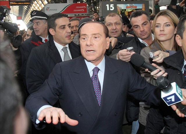 Berlusconi se dice víctima de todas las acusaciones "excepto la de ser gay y la de robar"