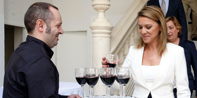 Claves para seguir el 'debate del vino', un capricho de Cospedal para fundirse cuatro millones “entre copas”
