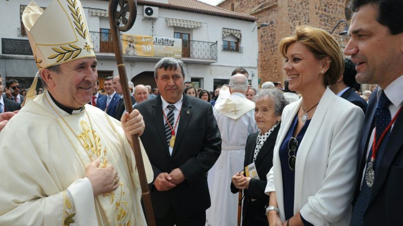 El obispo de Ciudad Real, con María Dolores de Cospedal.