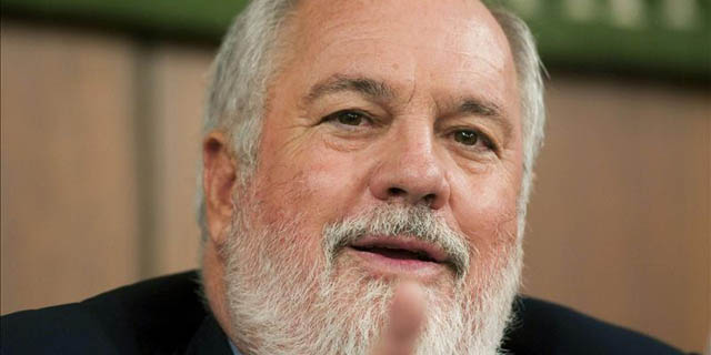 Arias Cañete se sale con la suya: los yogures no tendrán fecha de caducidad Arias Cañete se sale con la suya: los yogures no tendrán fecha de caducidad