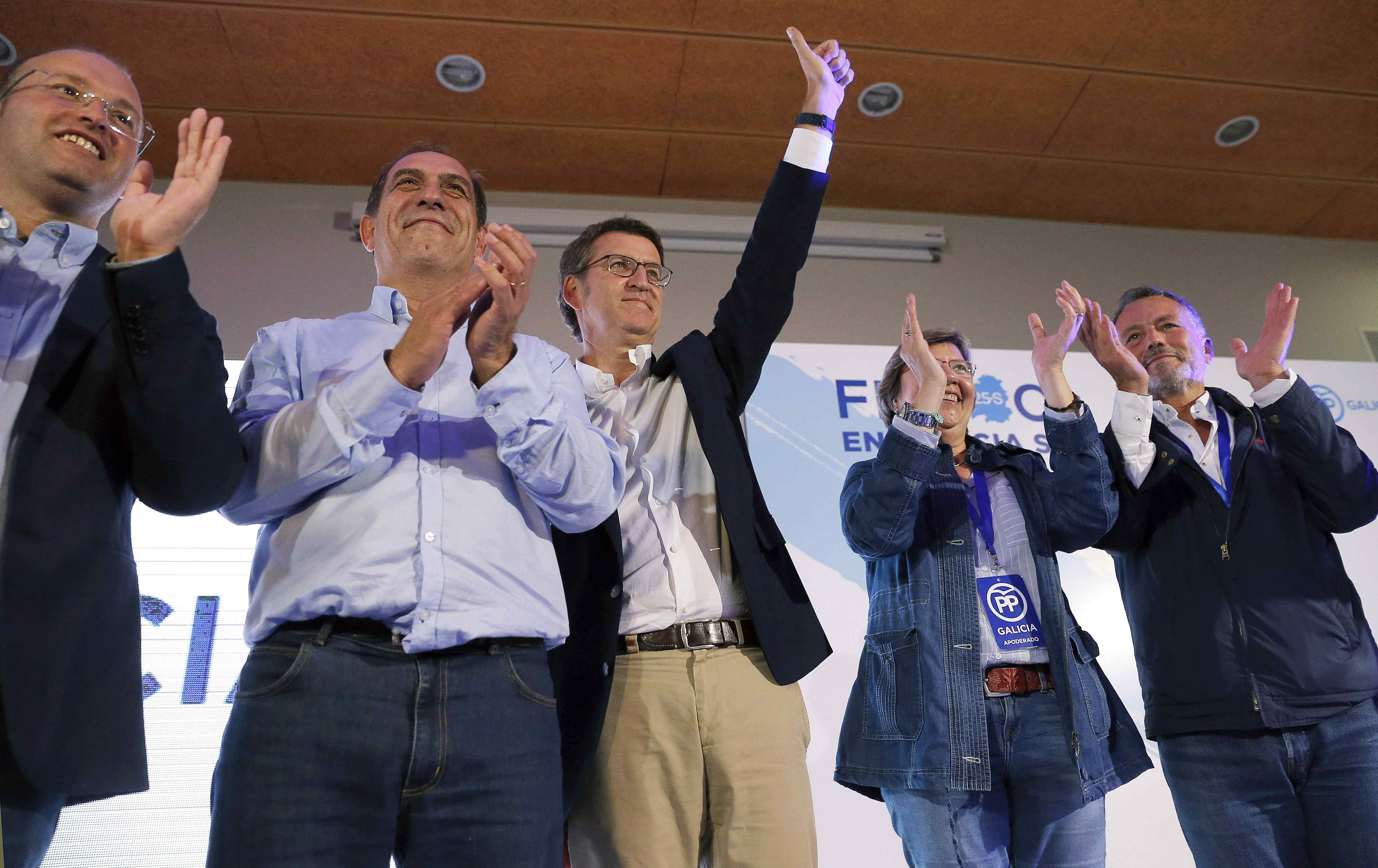 El presidente de la Xunta y candidato a la reelección, Alberto Nuñez Feijóo, junto a sus colaboradores, celebran los resultados obtenidos en las elecciones autonómicas. 