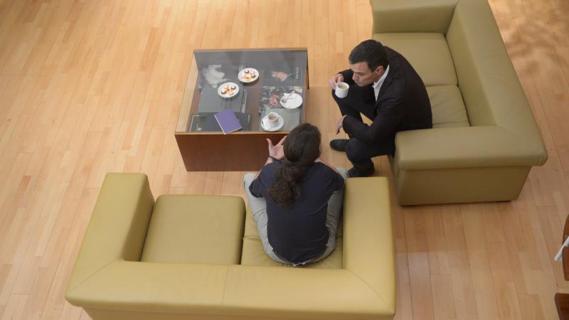 Pedro Sánchez y Pablo Iglesias toman café durante su reunión en el Congreso.
