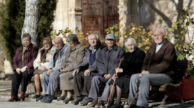 Varios ancianos sentados en un banco