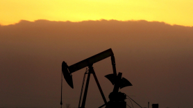 Vista de un paisaje con un pozo de petróleo