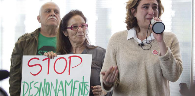 Continúa el 'escrache' mediático contra Colau: ahora a por su madre