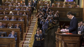 Pedro Sánchez pronuncia su discurso. Al fondo, la bancada del Partido Popular.
