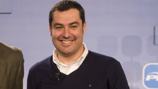 El número dos de Mato agasaja y aplaude efusivamente a un alcalde condenado por corrupción