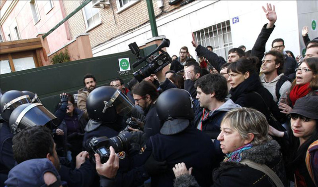 Para Cospedal y Aguirre la mayoría de los españoles deben ser 'nazis' ya que el 59% está a favor de los escraches