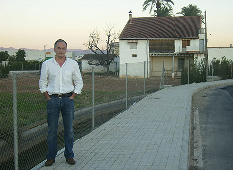 Cuando González Pons señalaba las viviendas de otros líderes políticos y en casa de Fernández Vara había 'escraches' a diario... 