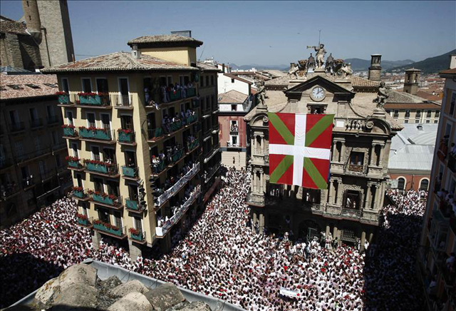 El despliegue de una ikurriña retrasa el chupinazo de los sanfermines por primera vez en su historia
