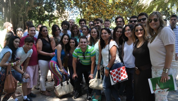 Susana Díaz se enfunda el 'maillot rojo' en la salida de las primarias: Jóvenes socialistas le dan mil avales