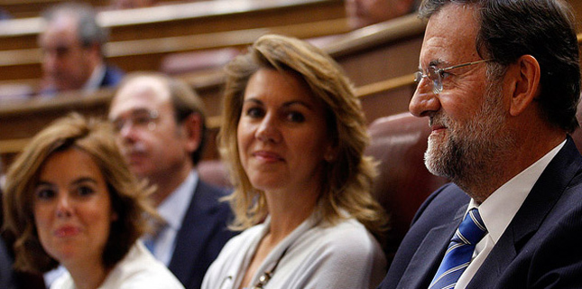 Gobierno y PP 'asediados': Cospedal dice que 'no temen nada', pero primero Rajoy, después Soraya, callan y huyen de los periodistas