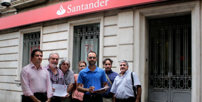 Avales socialistas para Susana Díaz junto al Banco de Santander de Almería intentan detener un desahucio