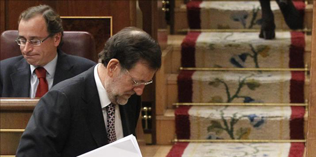El presidente en funciones, Mariano Rajoy, abrazando al candidato del PP en las elecciones vascas, Alfonso Alonso