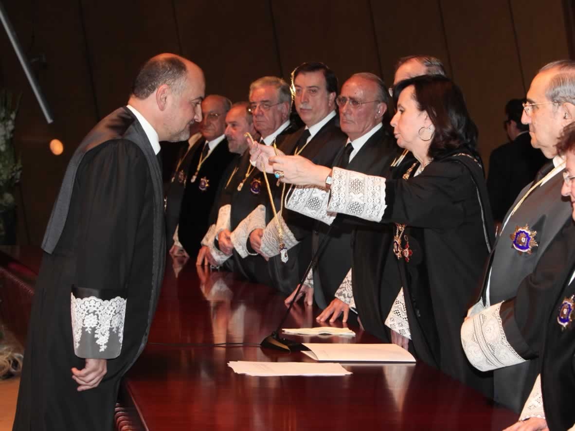 La expresidenta del Tribunal Constitucional, María Emilia Casas Baamonde, imponiendo el collar de Magistrado del Tribunal Constitucional a Francisco Pérez de los Cobos, actual presidente