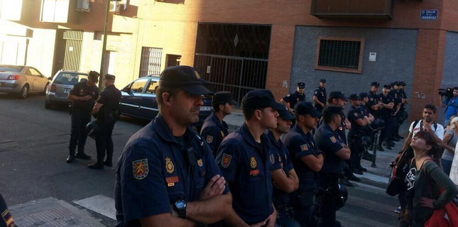 100 antidisturbios para el desalojo de una familia con dos niños de 7 y 10 años