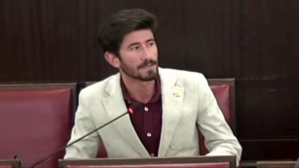 El concejal de Vox en Santa Coloma de Gramenet, Aitor Navarro, durante un pleno del Ayuntamiento