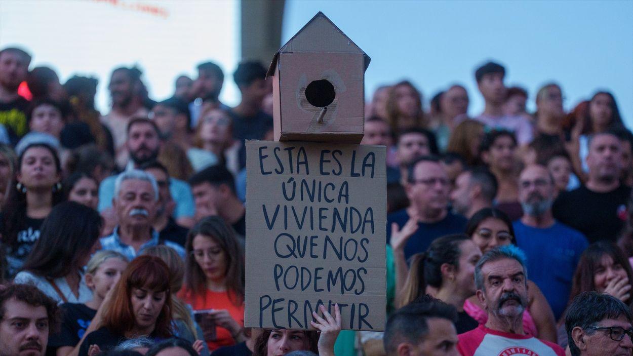 Imágenes de la concentración y cena colectiva del Sindicato de Inquilinas bajo el lema ¡Ni una Maricarmen más! Hasta conquistar el derecho a la vivienda! en la Plaza de la Encarnación / EP