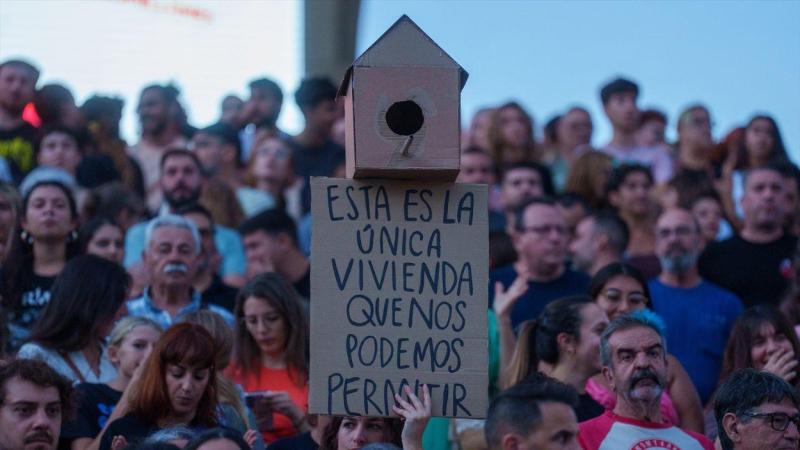Imágenes de la concentración y cena colectiva del Sindicato de Inquilinas bajo el lema ¡Ni una Maricarmen más! Hasta conquistar el derecho a la vivienda! en la Plaza de la Encarnación / EP